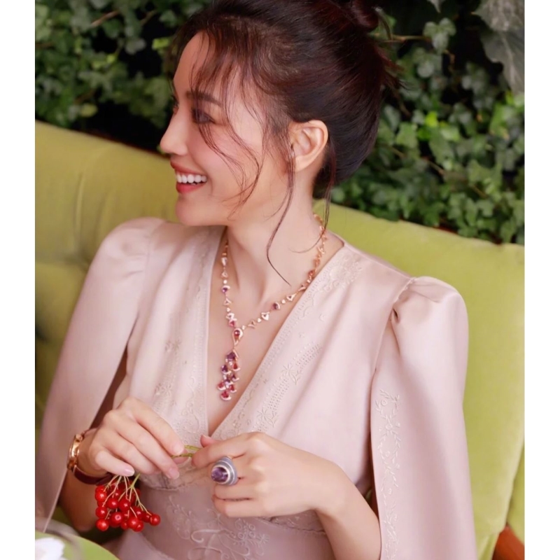Bv1g*ai necklaces